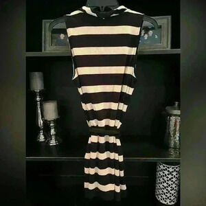 White House Black Market Sleeveless Shirt Ladies Size Small Super Cute Trending